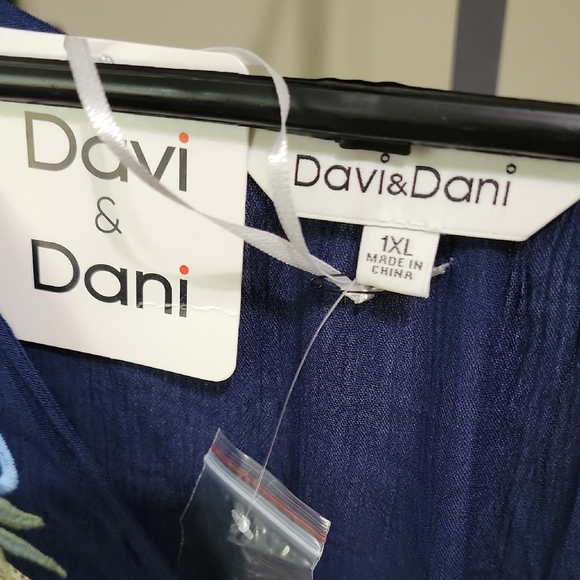 #03 NWT DAVI & DANI Navy Floral Embroidery Blouse With Wide Sleeve Women Size1XL - Picture 2 of 8